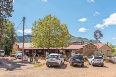 CLARENS, GÜNEY AFRİKA - 18 Mart 2020: Özgür Eyalet Eyaleti 'nin Clarens şehrinde bir restoran ve araçlı bir sokak sahnesi