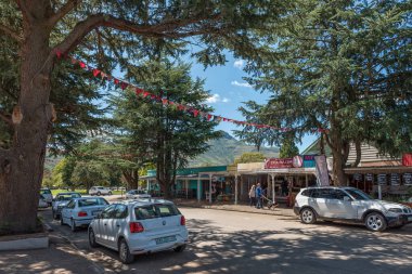 CLARENS, GÜNEY AFRİKA - 18 Mart 2020: Özgür Eyalet Eyaleti 'nin Clarens şehrinde insanların, araçların ve işyerlerinin olduğu bir sokak sahnesi