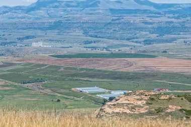 Uithoek 'teki dağdan hava görüntüsü. Bloukruin Manitoba çiftliği ve Fouriesburg tren istasyonundaki silolar görülebilir.