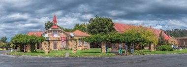 FICKSBURG, Güney Afrika - 20 Mart 2020: Panoramik bir sokak sahnesi, General Jan Fick müzesi, belediye binası ve halk, Ficksburg