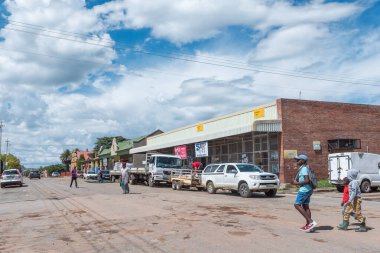 CLOCOLAN, GÜNEY AFRİKA - 20 Mart 2020: Özgür Eyalet Eyaleti 'ndeki Clocolan' da iş, insan ve araçların olduğu bir sokak sahnesi