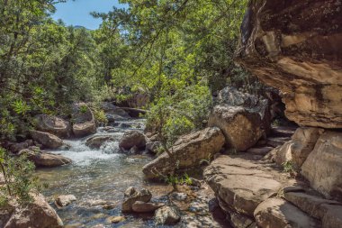 Queens Causeway 'in arkasında Mahai Nehri üzerindeki yaya köprüsü görünüyor.
