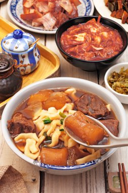 Kızarmış beef noodle   