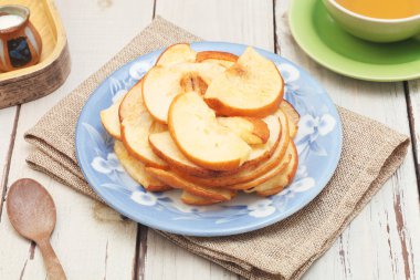 Ahşap masa üzerinde kurutulmuş armut    