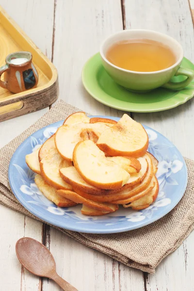 Ahşap masa üzerinde kurutulmuş armut    