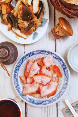 Kızarmış domuz derisi 