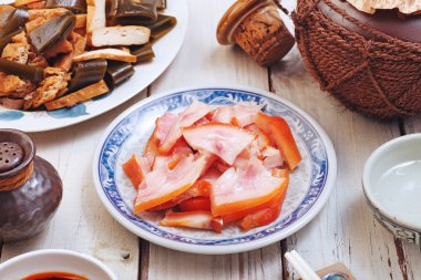 Kızarmış domuz derisi 