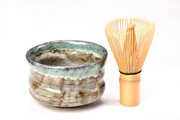 Taça de cerâmica e batedor de bambu — Fotografia de Stock