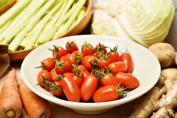 Um prato de tomates cereja — Fotografia de Stock