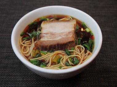 Çin stili domuz çorbası erişte.