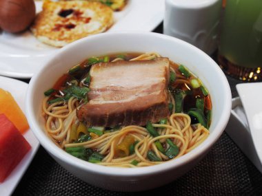 Çin stili domuz çorbası erişte.