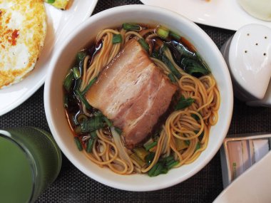 Çin stili domuz çorbası erişte.