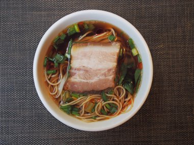 Çin stili domuz çorbası erişte.