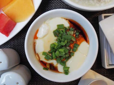 Tofu soya sosu ile