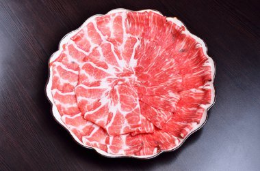 Çiğ domuz eti dilim plaka üzerinde