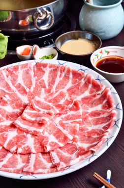 Çiğ domuz eti dilim plaka üzerinde