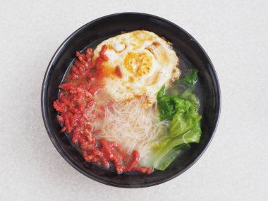 Yaşlı pirinç şarabı ince erişte   