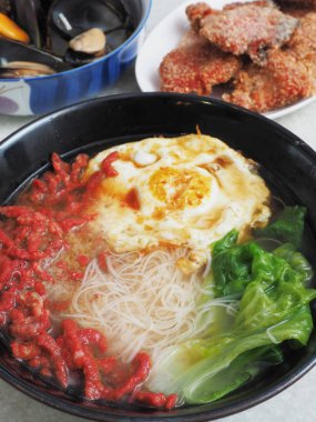 Yaşlı pirinç şarabı ince erişte   