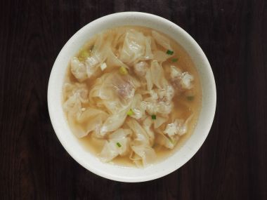 Bir kasede wonton çorba
