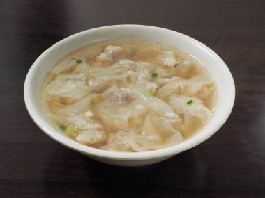 Bir kasede wonton çorba