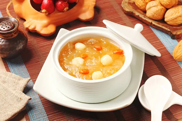 甘い白い菌と蓮の種スープ — ストック写真