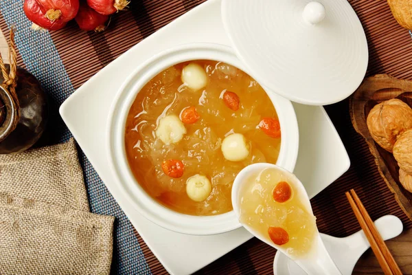 Sweet white fungus and lotus seeds soup — Stock Photo, Image