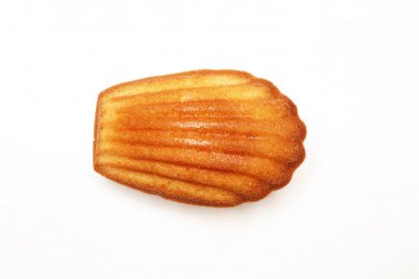 Madeleine çerez beyaz zemin üzerine   