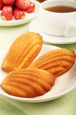 Madeleine kurabiye ve çay.