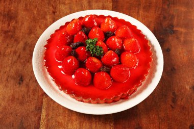 Taze çilek pasta pişmiş