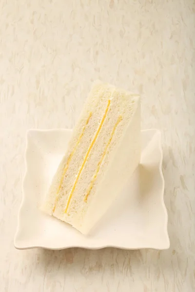 Sera kanapka na białym talerzu — Zdjęcie stockowe