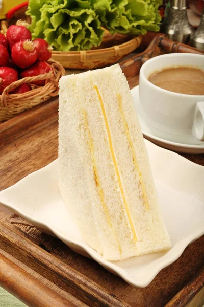 Sera kanapkę z kawy na drewniana Taca — Zdjęcie stockowe