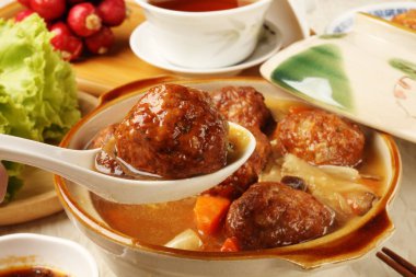 Soya soslu kızarmış domuz topları