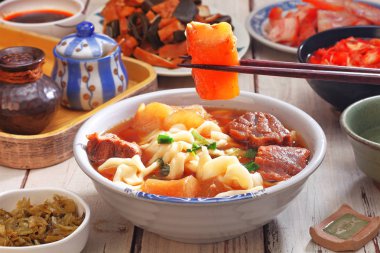 Kızarmış beef noodle