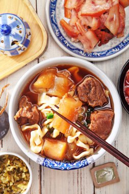 Kızarmış beef noodle