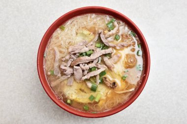 Yaşlı pirinç şarabı ince erişte   