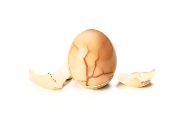 Чайное яйцо на белом фоне — стоковое фото