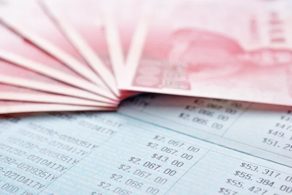 Tasarruf hesabı hesap cüzdanı ve Yeni Tayvan Doları — Stok fotoğraf