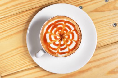 Sıcak karamel macchiato