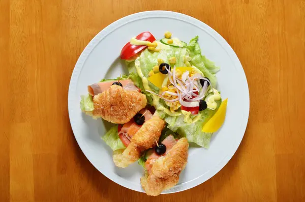 Копчений лосось круасани з салатом — стокове фото