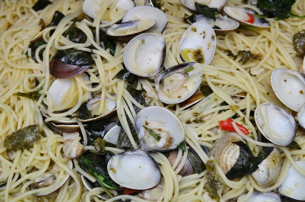 Spaghetti z małżami, czosnkiem i papryka — Zdjęcie stockowe