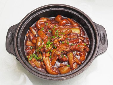 Toprak kap içinde sarımsak soslu haşlanmış yumurta 