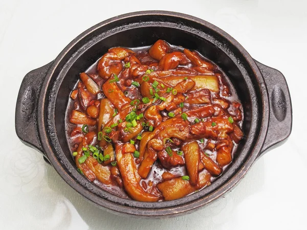 Toprak kap içinde sarımsak soslu haşlanmış yumurta 