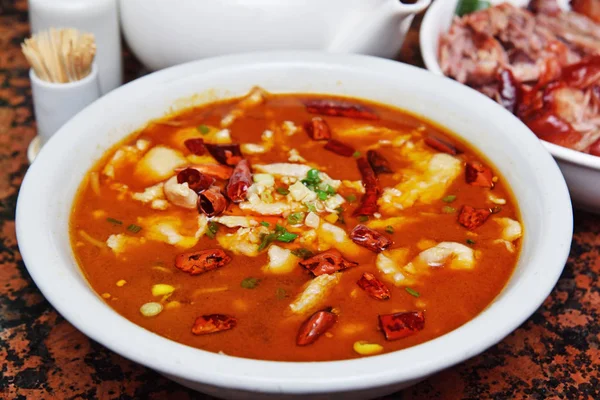 Poisson bouilli dans une soupe au chili — Photo