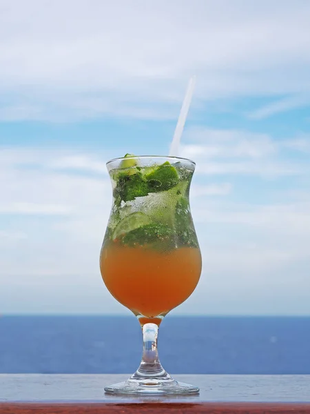 Cocktail Mojito con lime e menta — Foto Stock