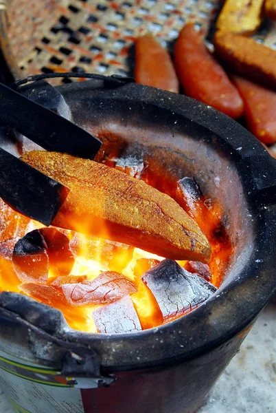 Rogen am Holzkohleofen braten — Stockfoto