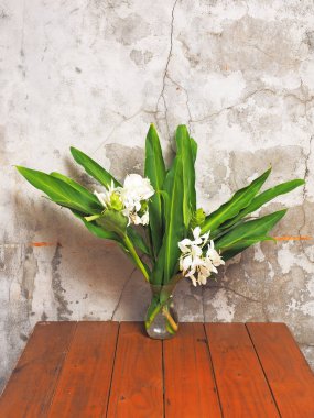 Cam vazo içinde zencefil lily buket