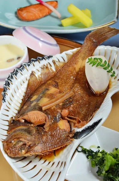 Estilo japonés pescado cocido a fuego lento — Foto de Stock