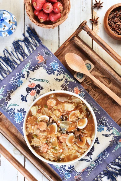 Pirinç karışık deniz ürünleri ile Yikanmis