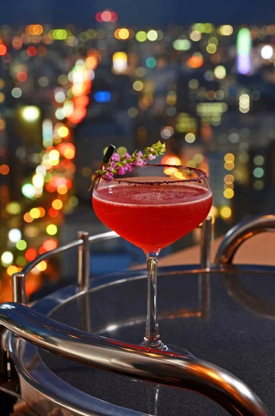 Bicchieri da cocktail con vista sulla città . — Foto Stock