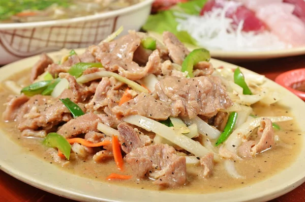 Kızarmış geyik eti ilave edin